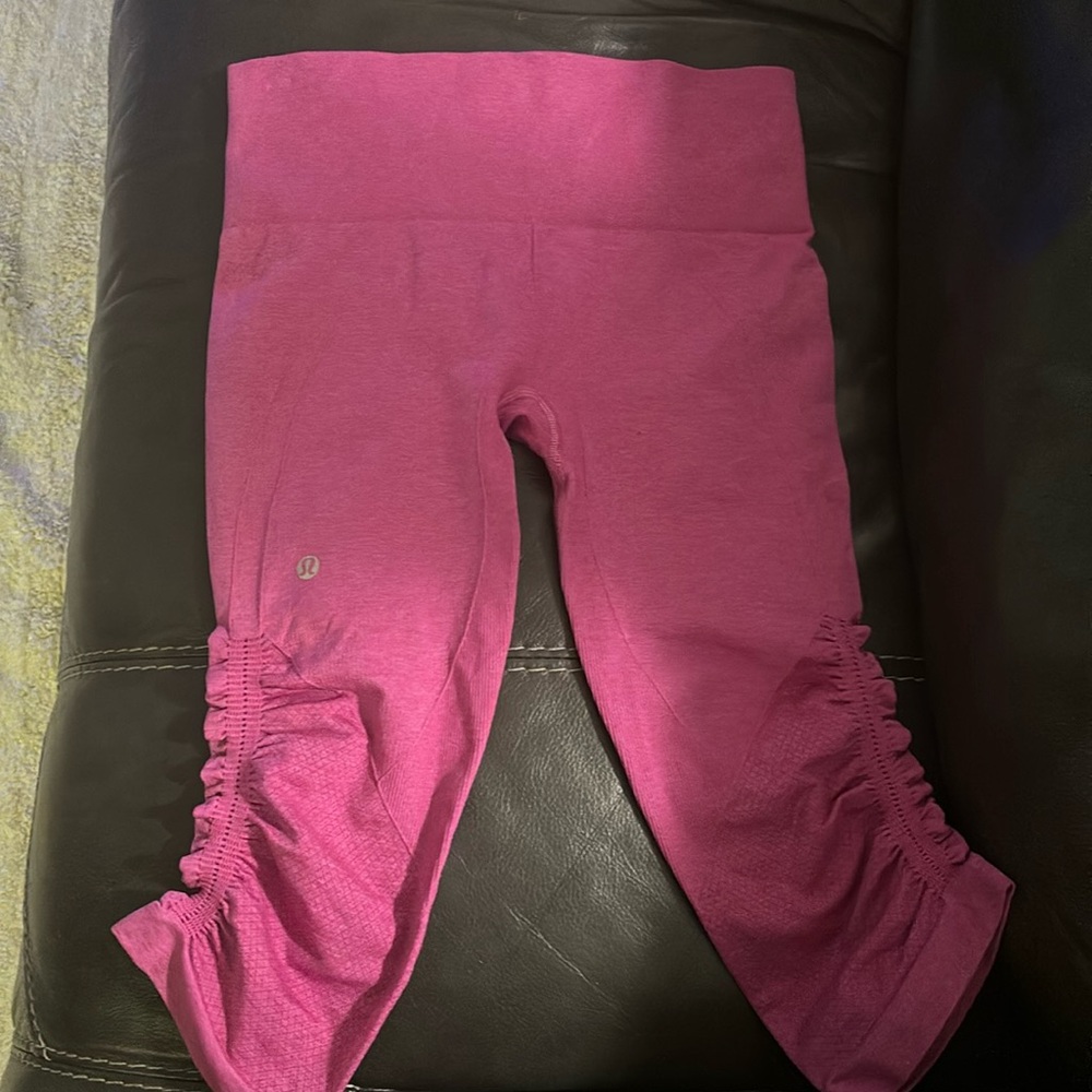 Lululemon Size 4 In Flow Cropped Ruched Athletic Seamless Capri Legging Pink